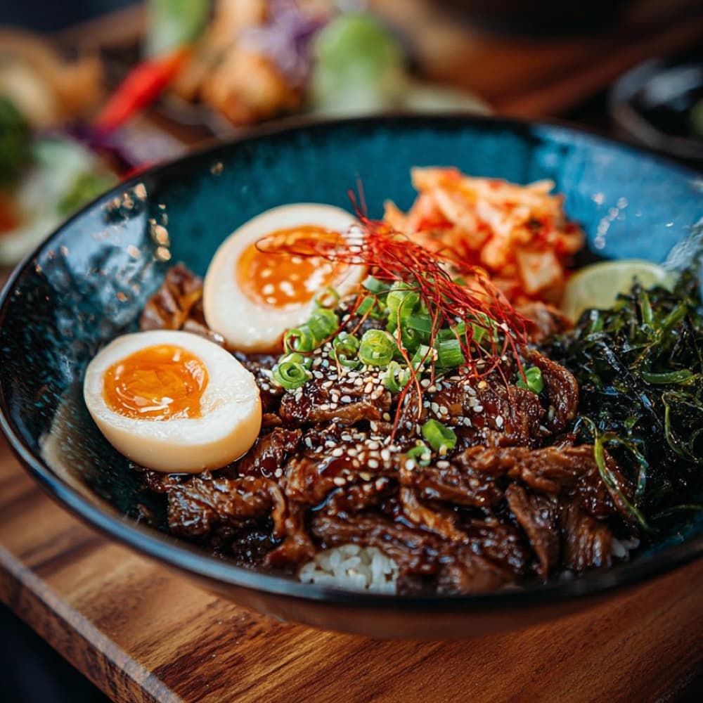 Yakiniku donburi med ris, kött och japanska tillbehör